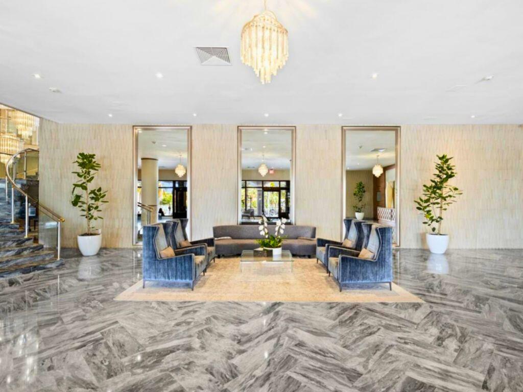 THE CARRIAGE HOUSE CONDO - Residential