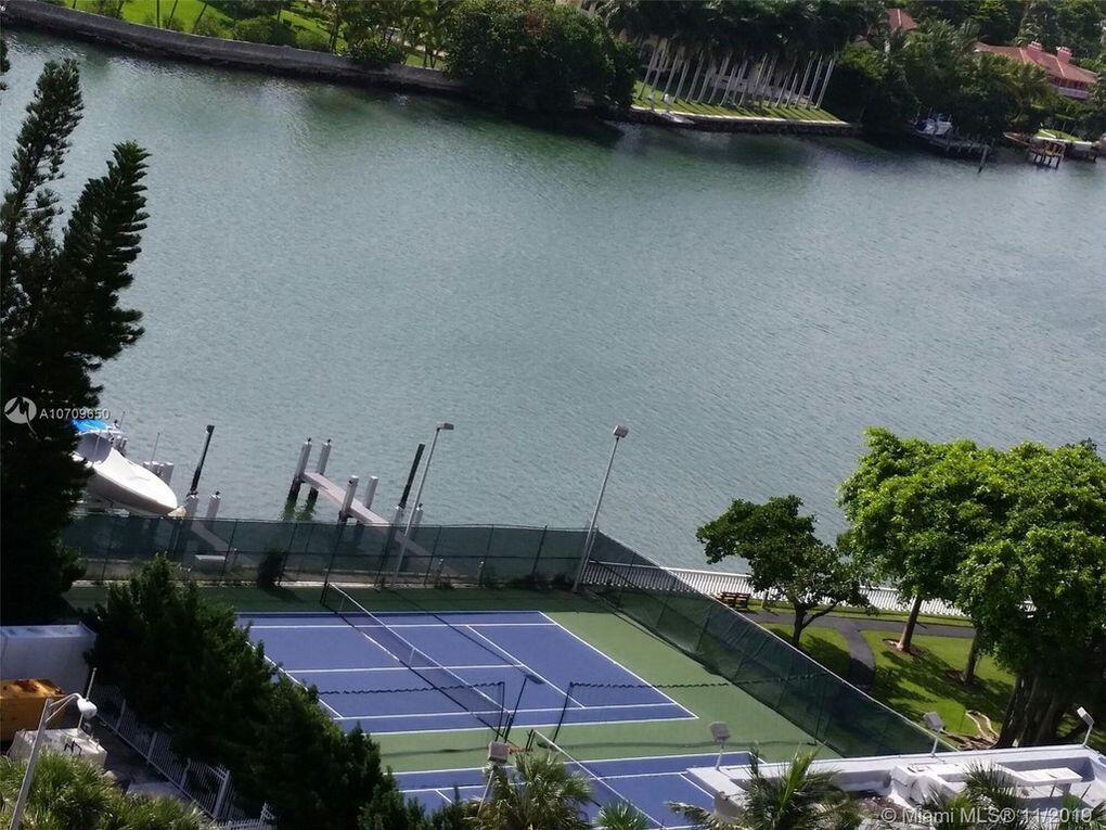 THE CARRIAGE HOUSE CONDO - Residential