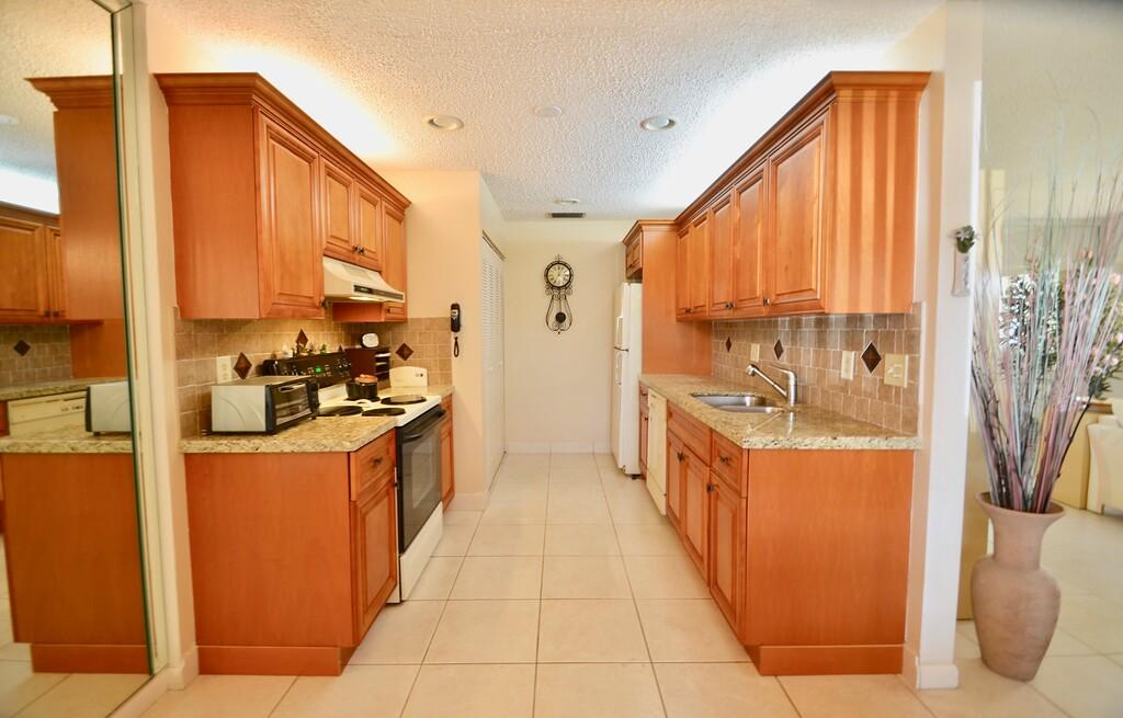 DELRAY VILLAS 3 - Residential