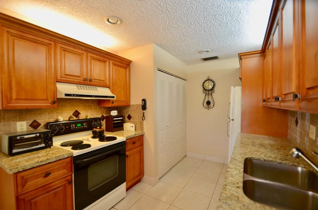 DELRAY VILLAS 3 - Residential