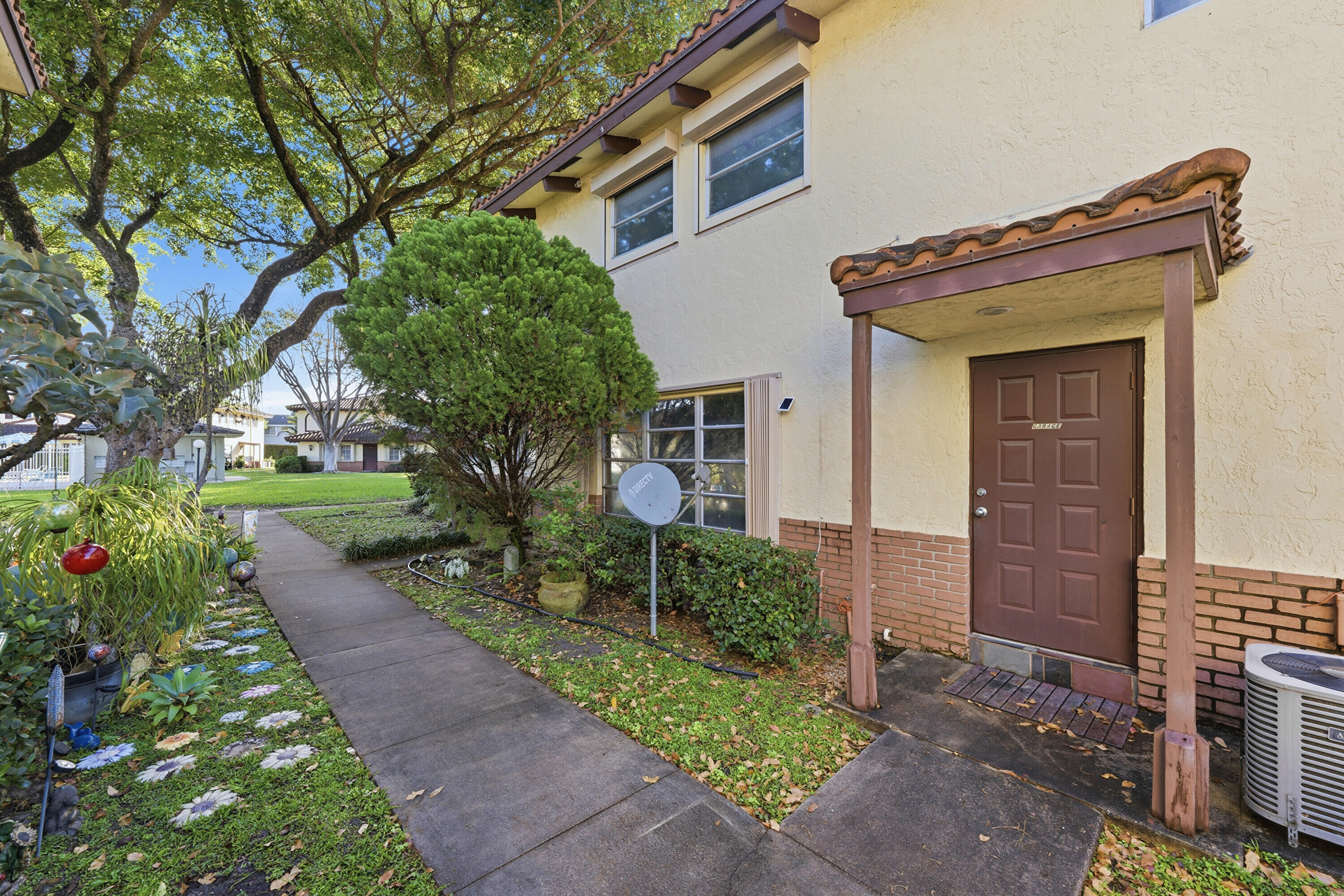 FOREST VILLAS CONDO APTS - Residential Lease