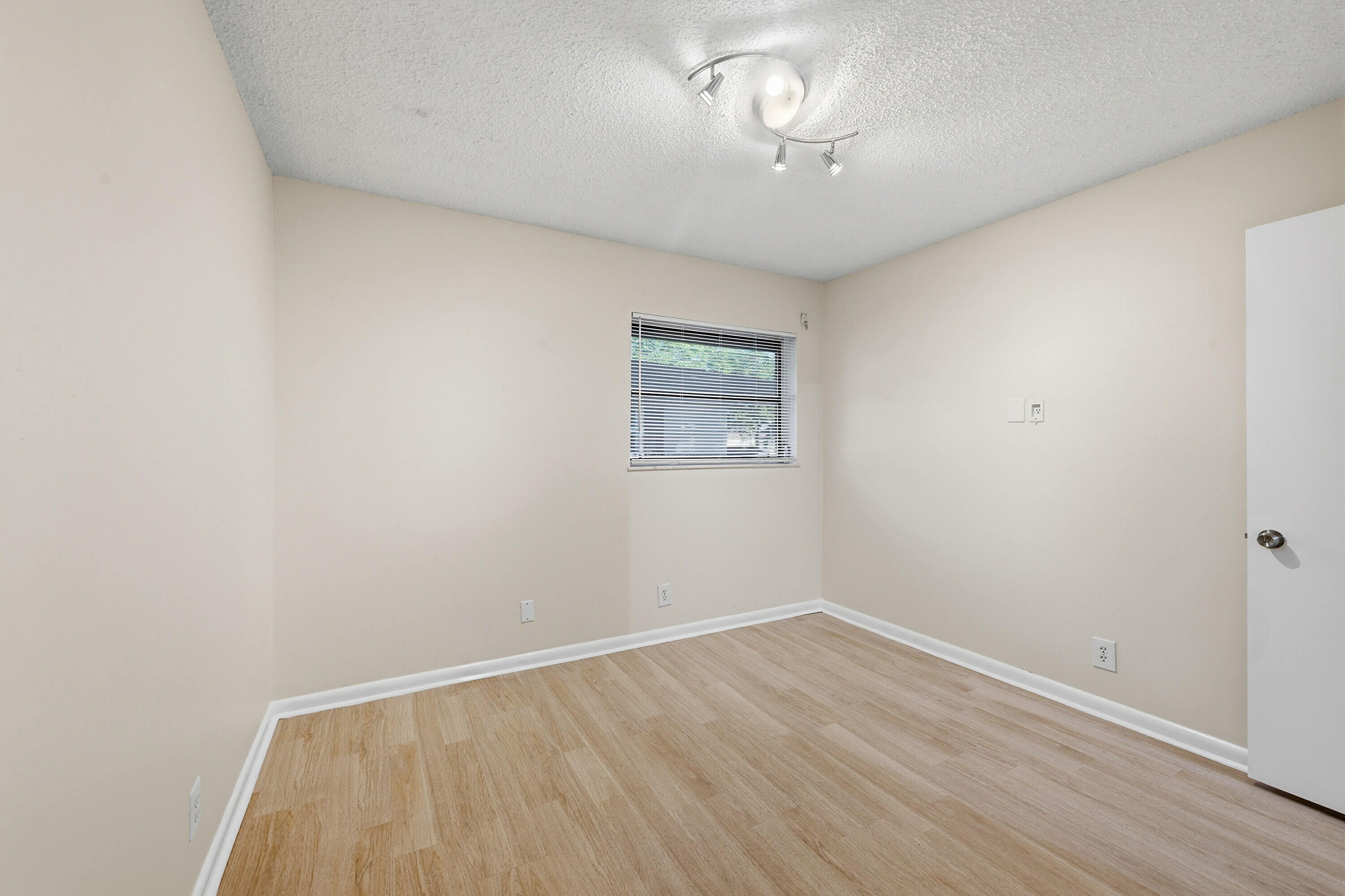 FOREST VILLAS CONDO APTS - Residential Lease