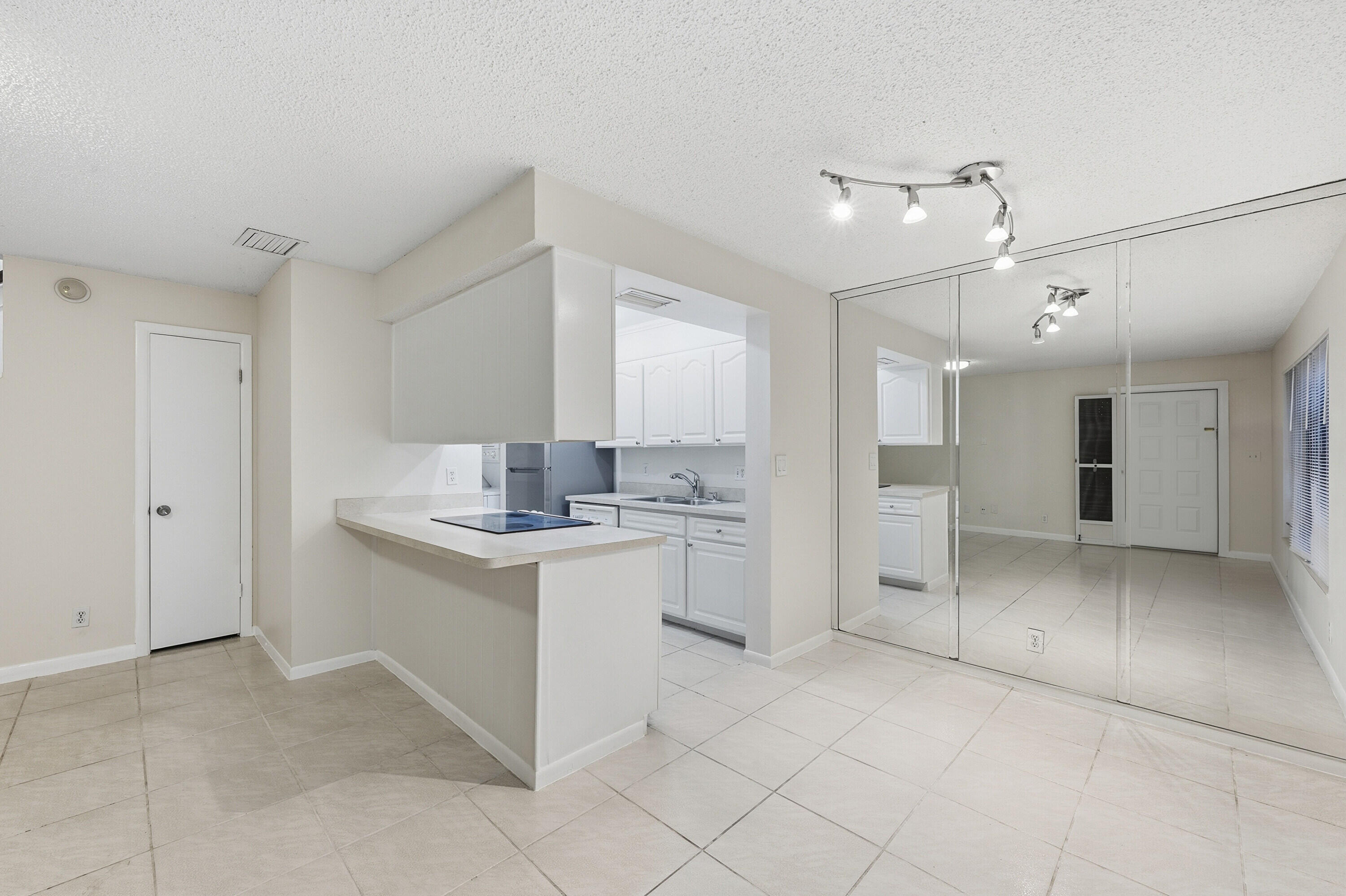 FOREST VILLAS CONDO APTS - Residential Lease