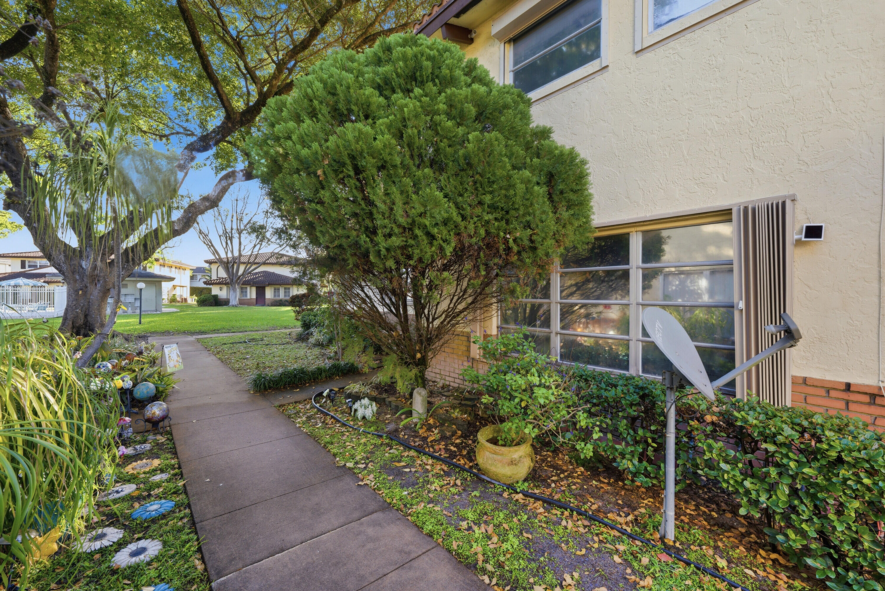 FOREST VILLAS CONDO APTS - Residential Lease