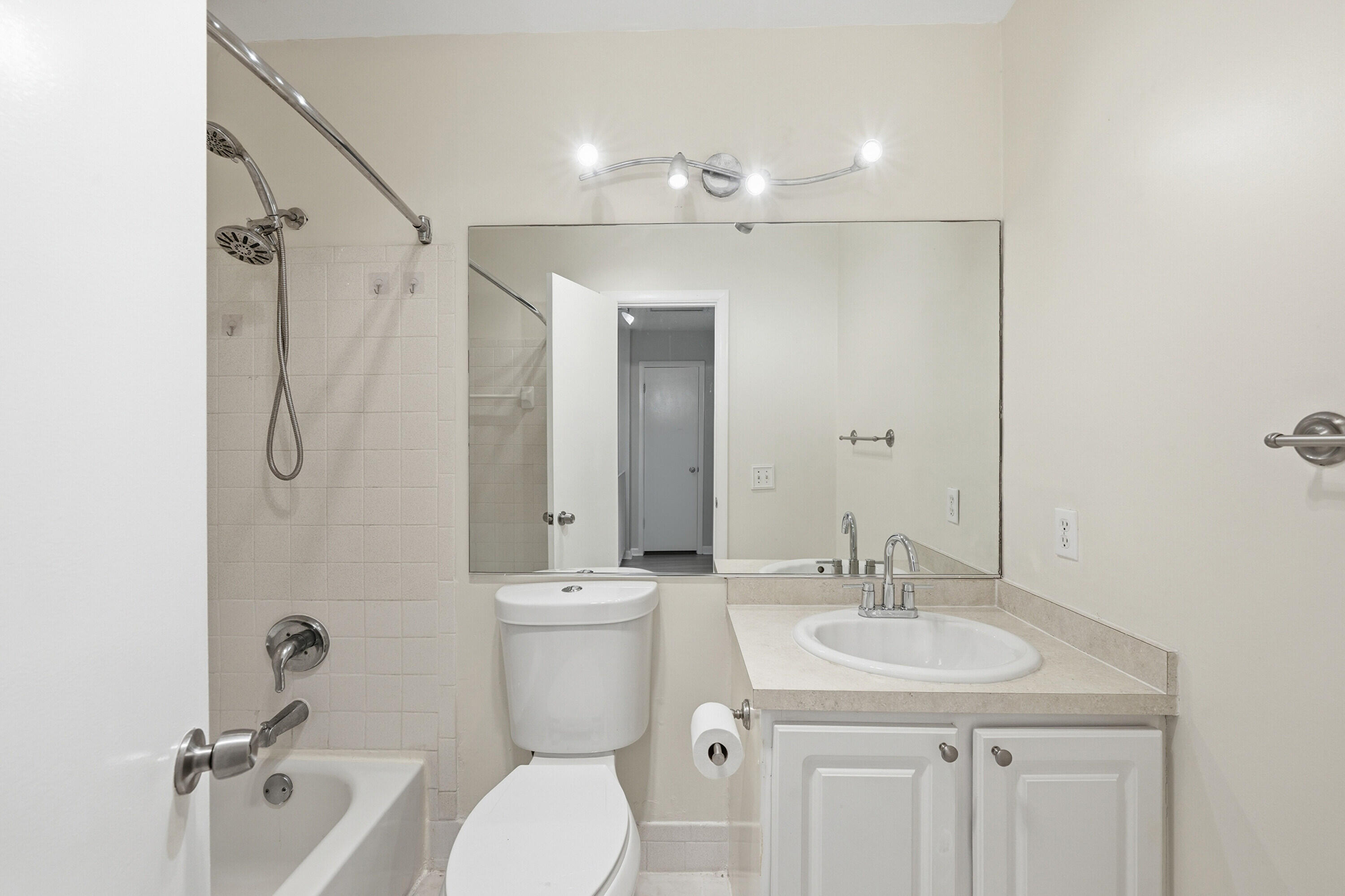 FOREST VILLAS CONDO APTS - Residential Lease