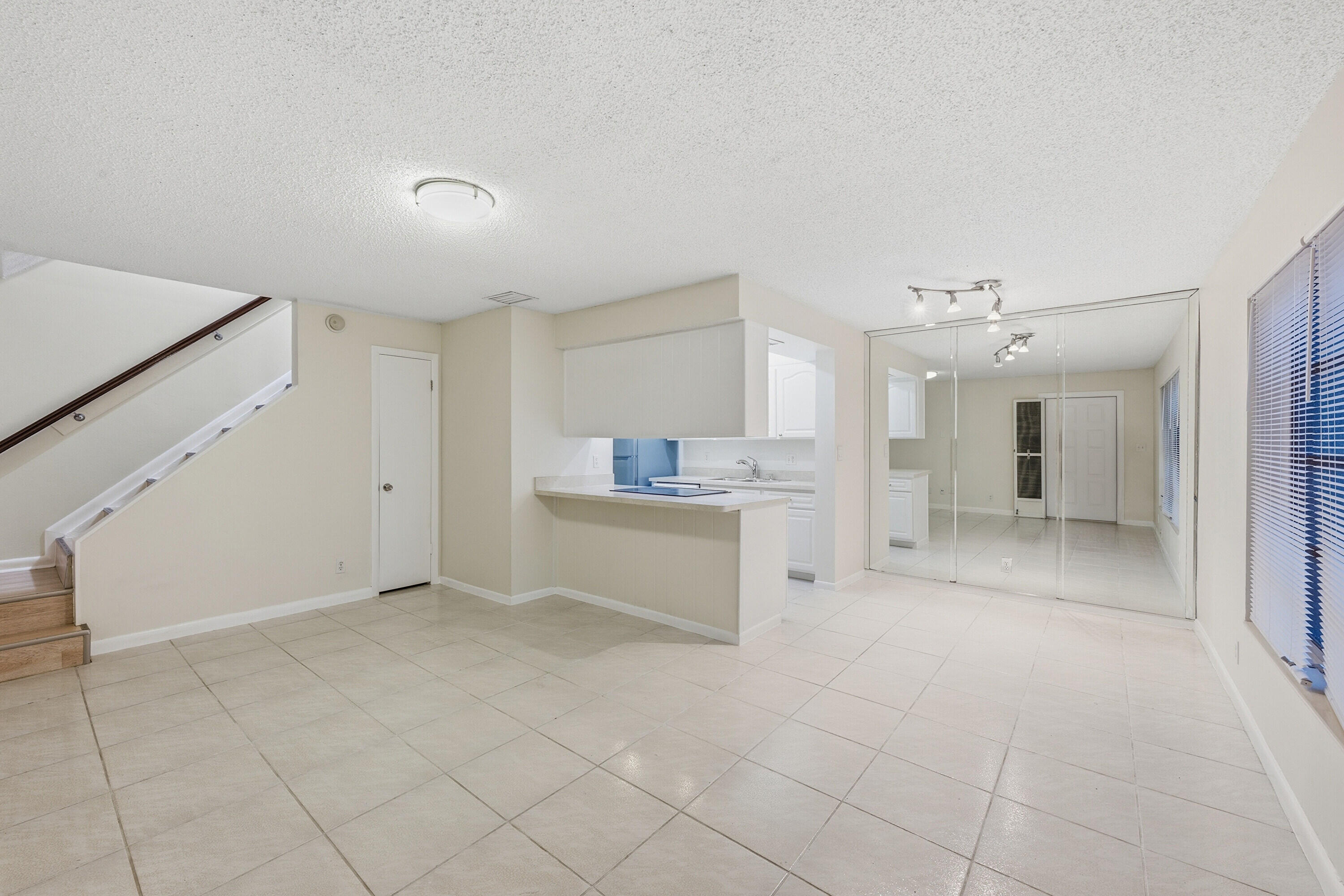 FOREST VILLAS CONDO APTS - Residential Lease