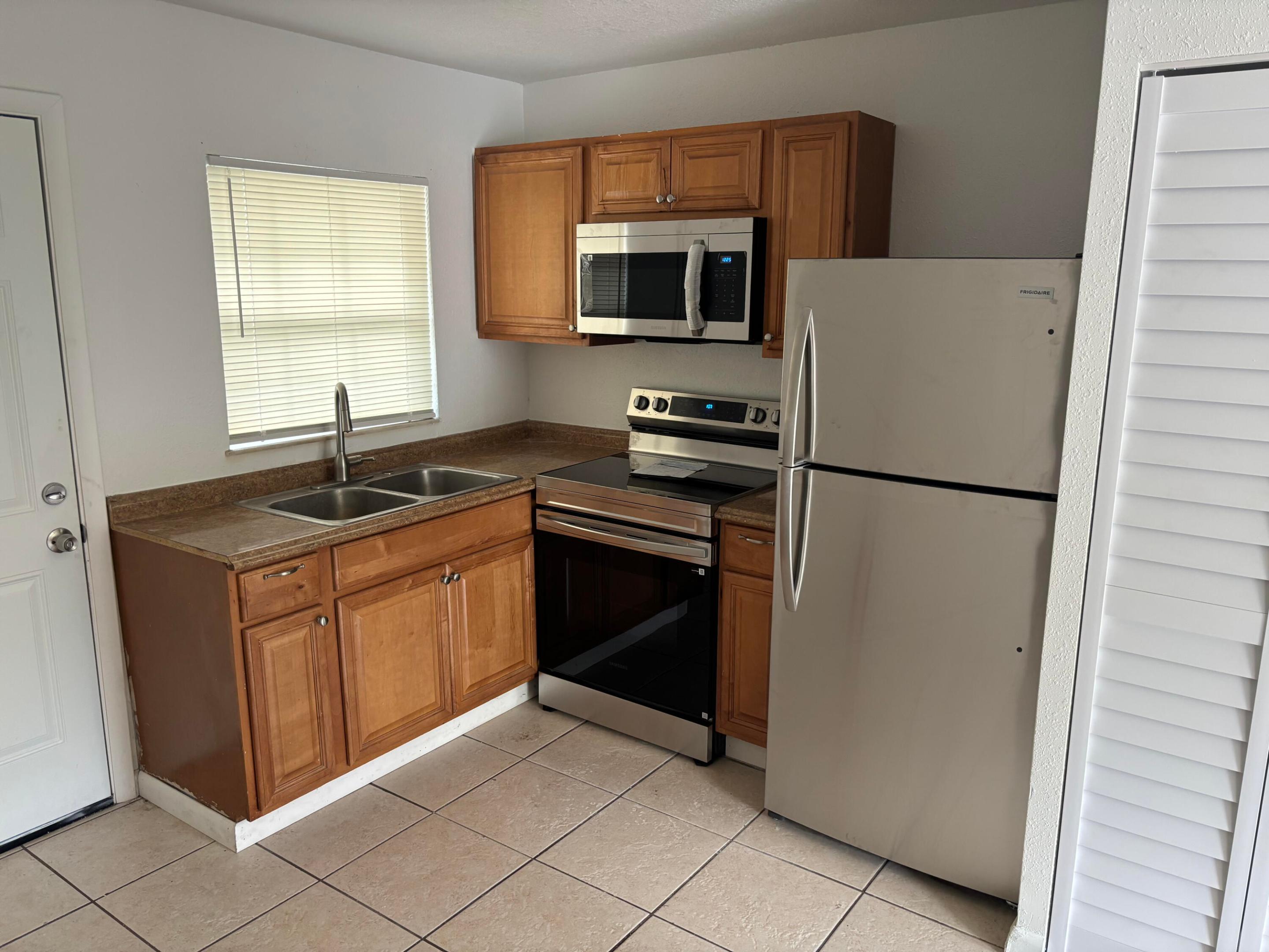 LAKEWOOD PARK - Residential Lease