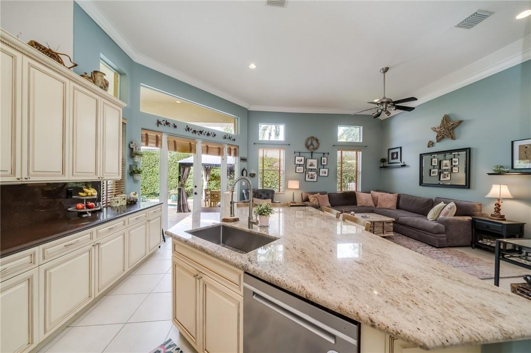 Isla Del Sol 85-32 B - Residential
