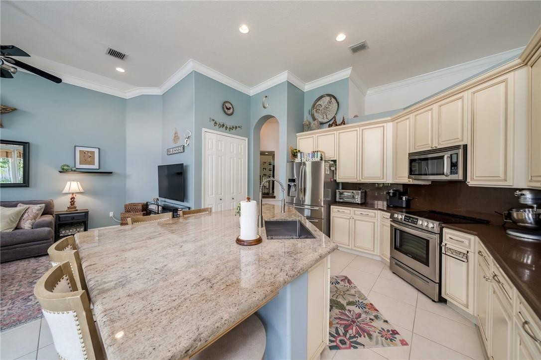 Isla Del Sol 85-32 B - Residential