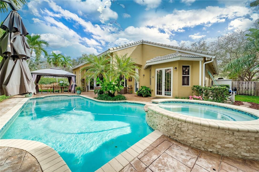 Isla Del Sol 85-32 B - Residential