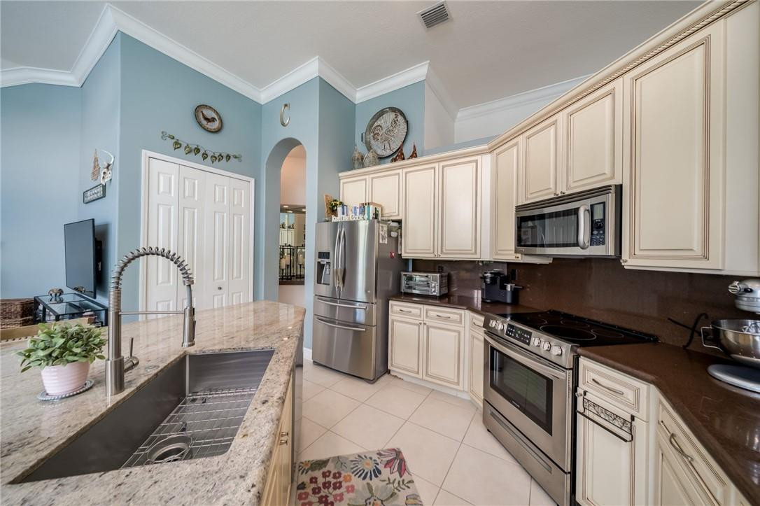 Isla Del Sol 85-32 B - Residential