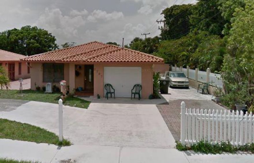 WOW! Highly sought after and rarely found single family 3 bed, 2 bath, 1 car attached garage right in the edge of the booming historic district! Authentic ''S'' tile roof, CBS construction, fenced yard, no HOA, no restrictions! MOVE IN READY CONDITION! Generous square footage, and best of all, BUILT IN 1994!! *Third room den can easily be converted back! Priced below recent comparable sales! HURRY!