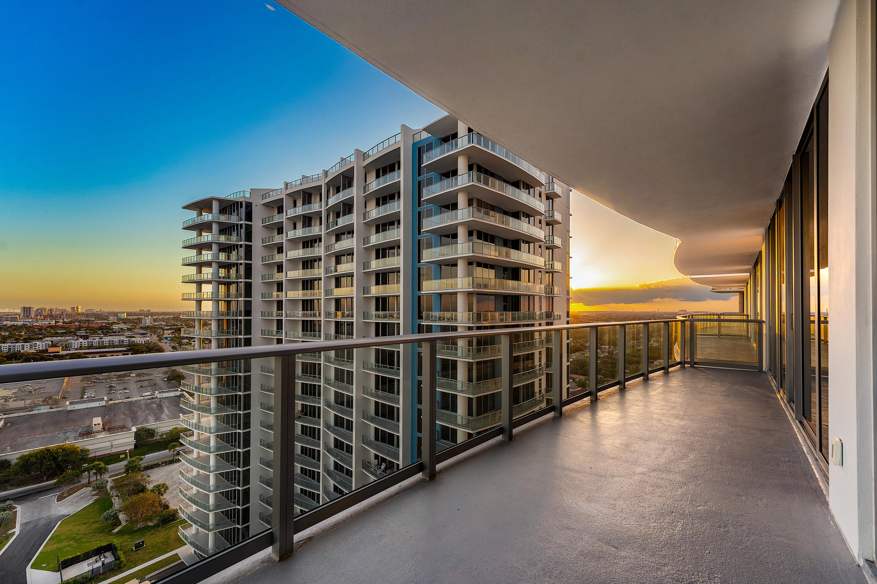 NAUTILUS 220 CONDOMINIUM - Residential