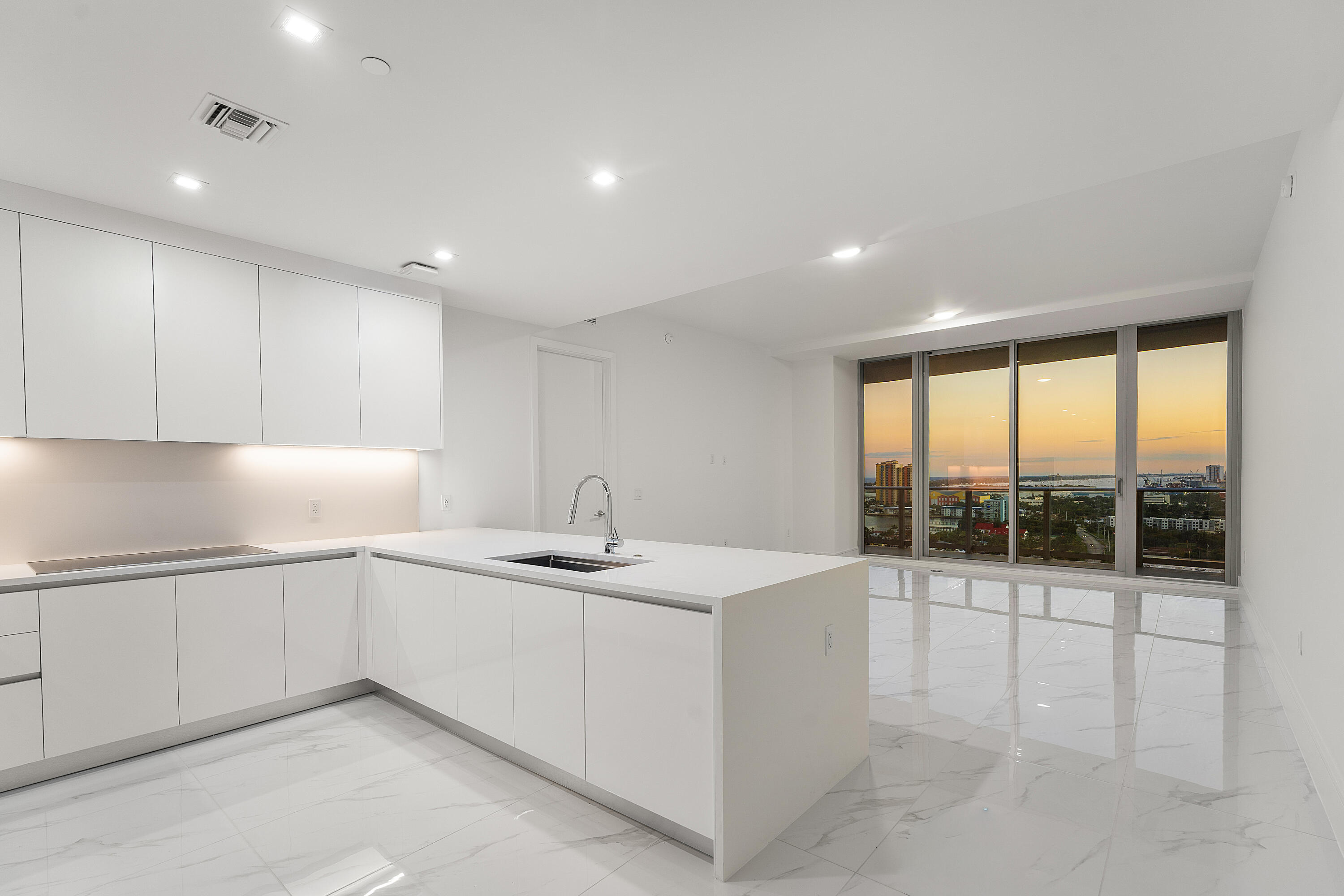 NAUTILUS 220 CONDOMINIUM - Residential