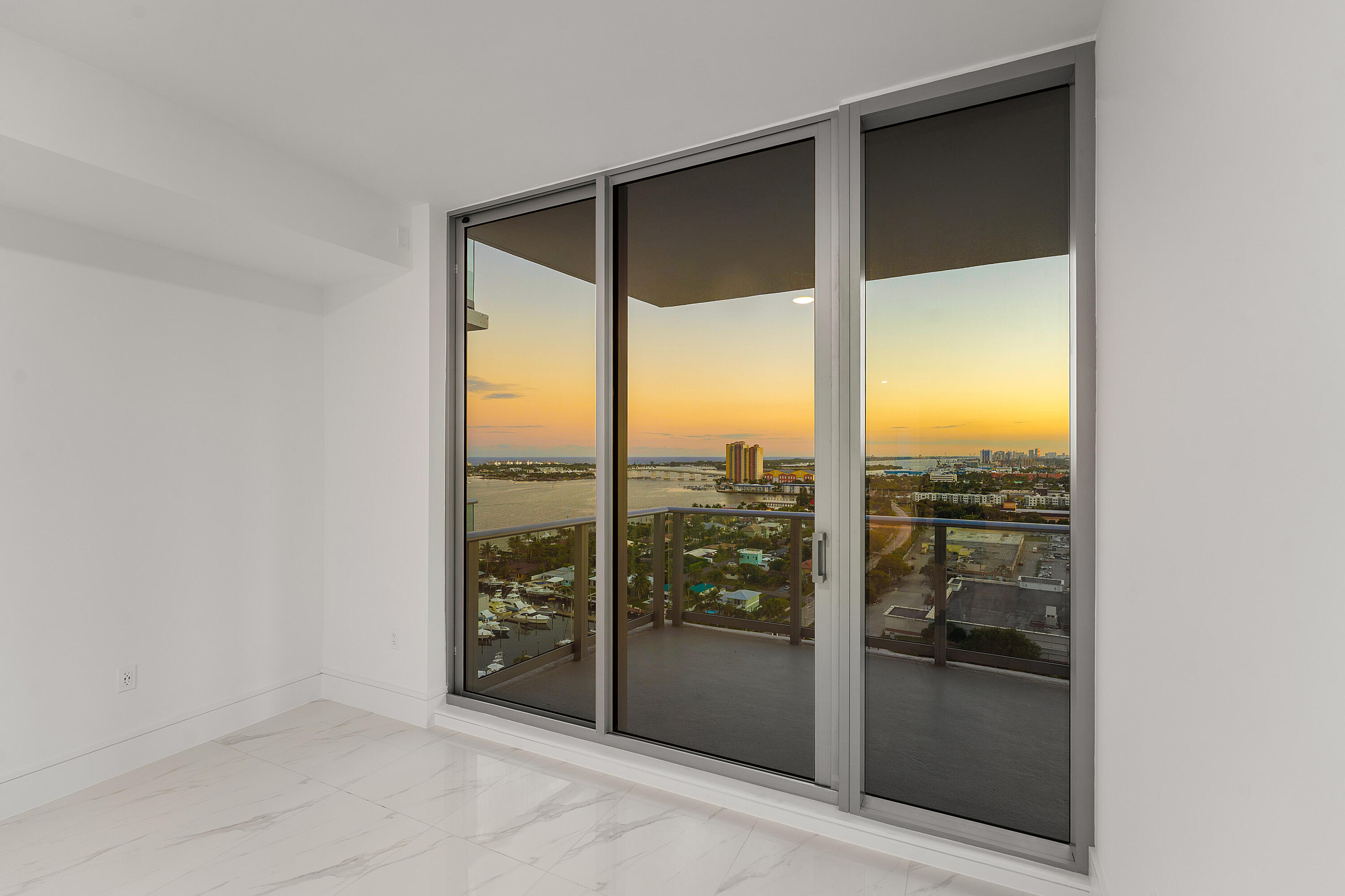 NAUTILUS 220 CONDOMINIUM - Residential