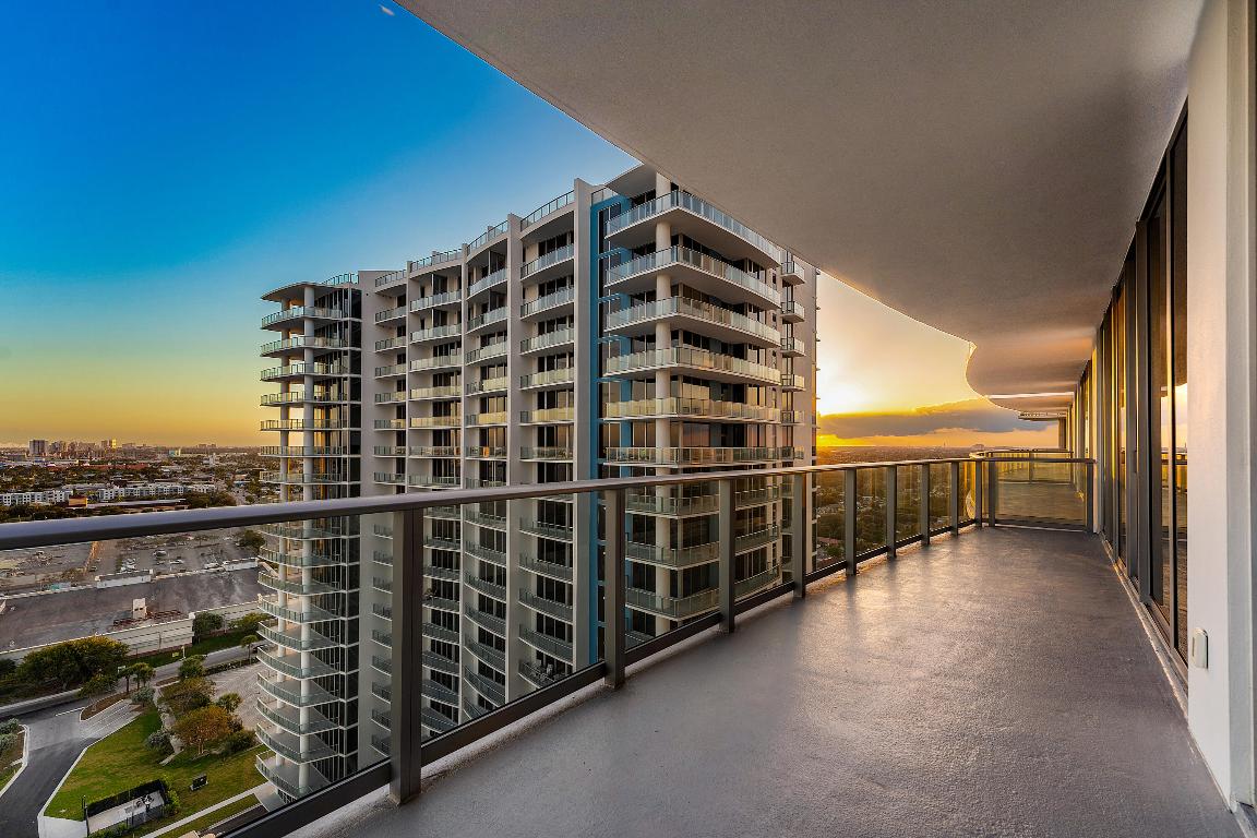 NAUTILUS 220 CONDOMINIUM - Residential