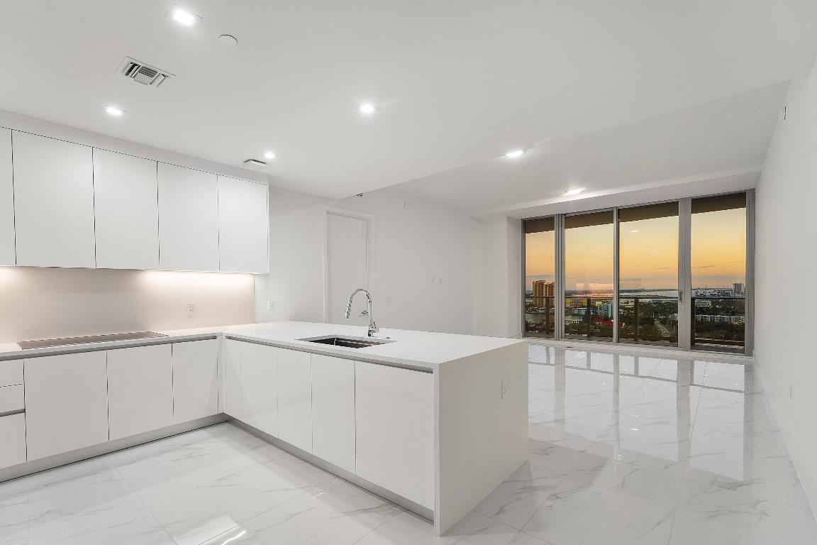 NAUTILUS 220 CONDOMINIUM - Residential