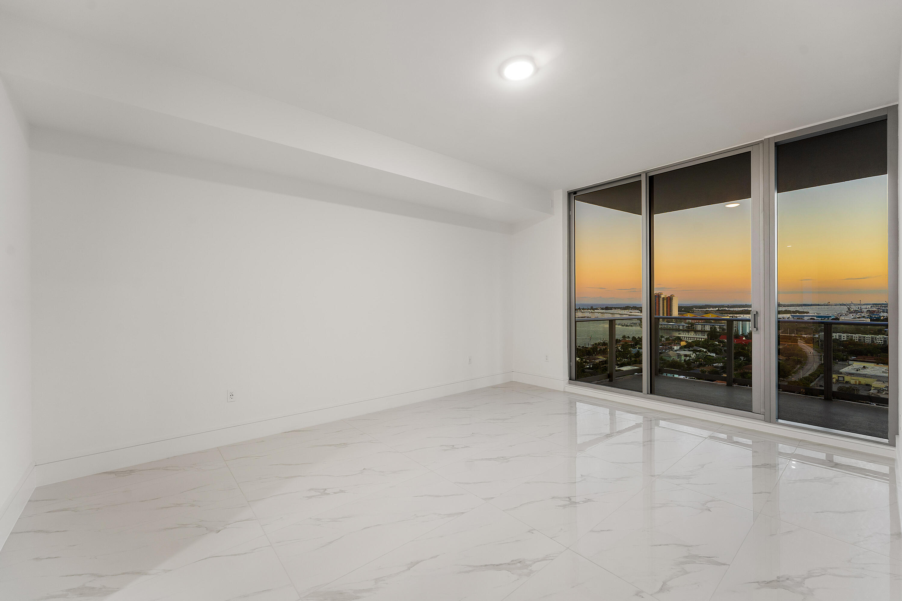 NAUTILUS 220 CONDOMINIUM - Residential