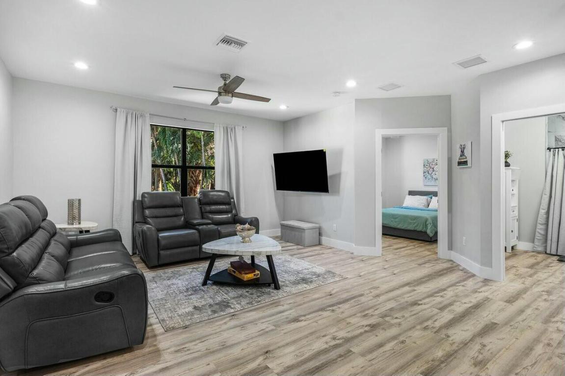 PALM BEACH RANCHETTES - Residential Lease