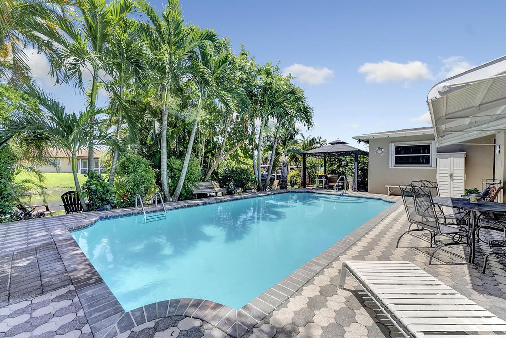Photo of 1016 SW 26th Avenue, Boynton Beach, FL 33426 (MLS # R10887332)