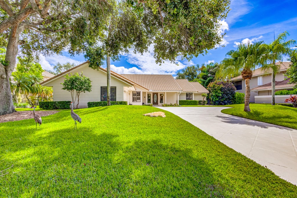 Photo of 15 Glencairn Rd, Palm Beach Gardens, FL 33418 (MLS # R10926346)