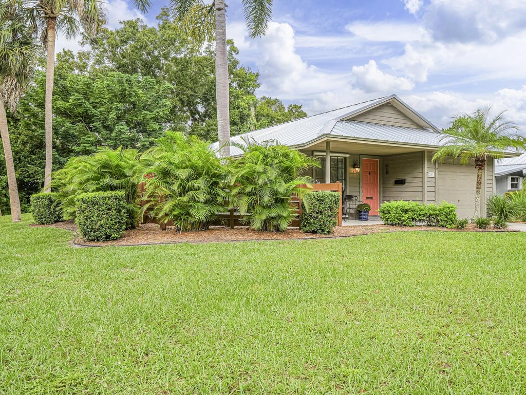 Photo of 2103 31st Avenue, Vero Beach, FL 32960 (MLS # R11144116)
