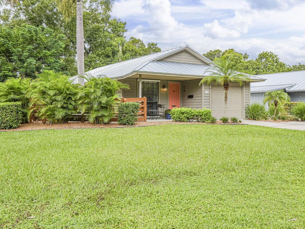 Photo of 2103 31st Avenue, Vero Beach, FL 32960 (MLS # R11144116)