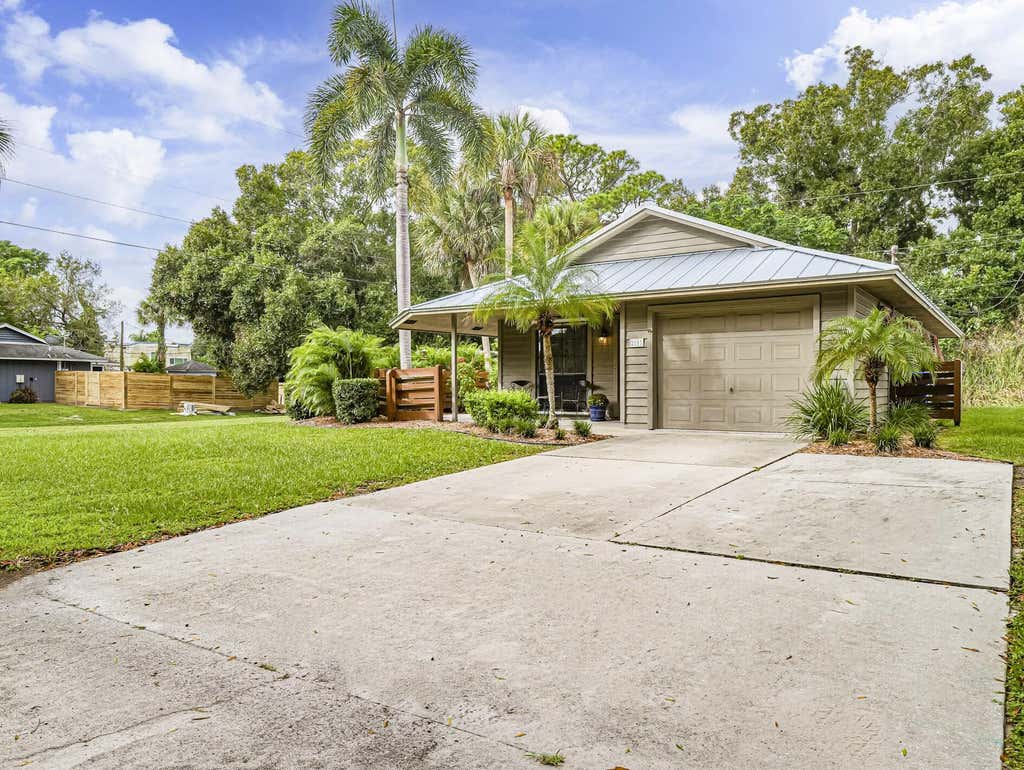 Photo of 2103 31st Avenue, Vero Beach, FL 32960 (MLS # R11144116)