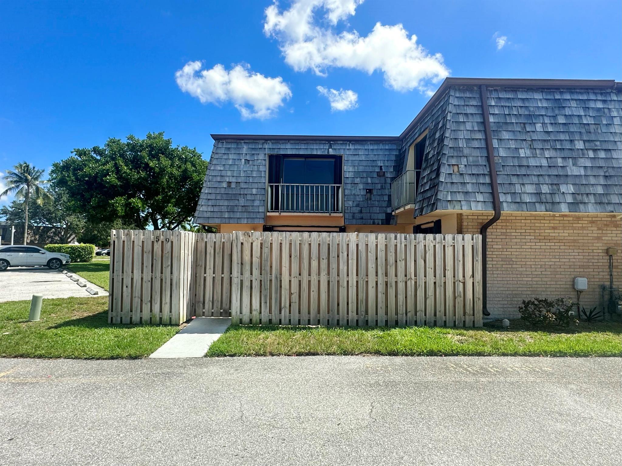 2/2 Townhome ready for immediate move in! This spacious townhome is equipped with stainless steel appliances, and full-size washer and dryer. Conveniently located by PBI, shopping centers, and I-95. Quick HOA approval making it easy to move in.