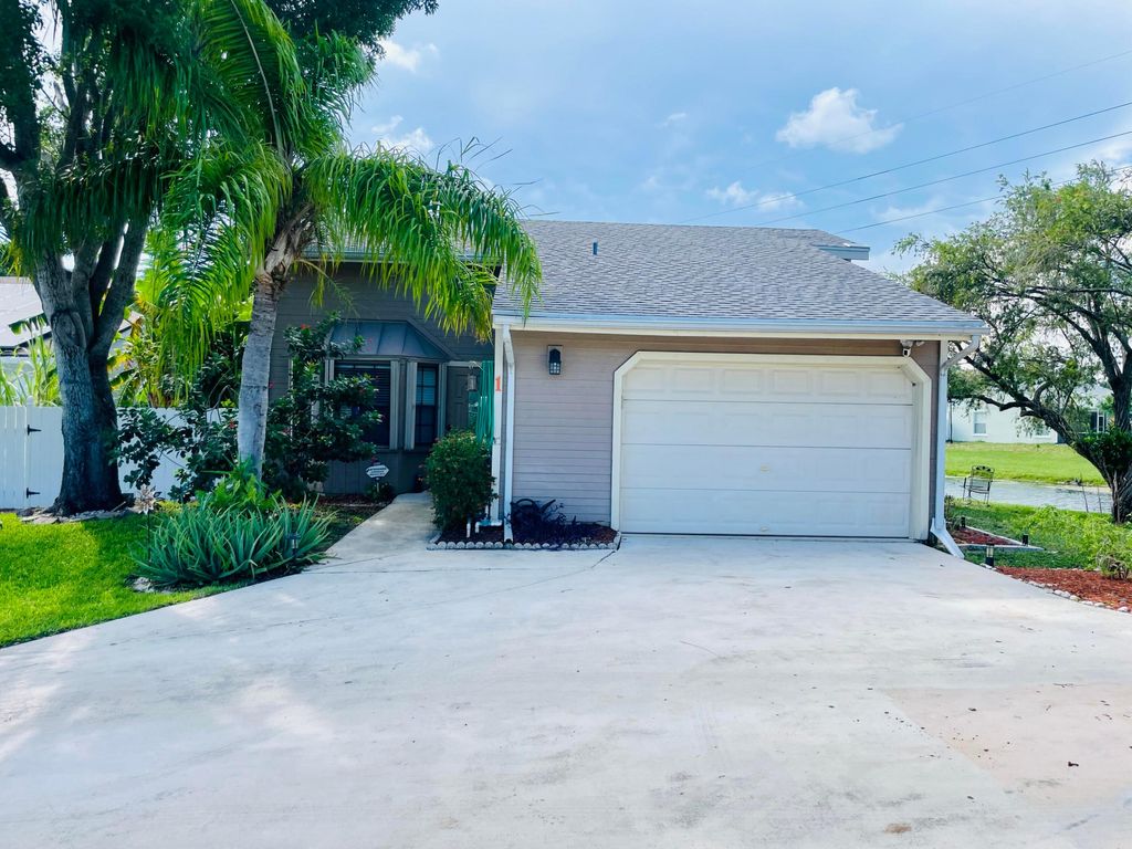 Photo of 1 Paxford Lane, Boynton Beach, FL 33426 (MLS # R11013590)