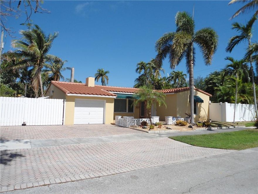 AVAILABLE 11/1/2021 FOR 3 TO 7 MONTHS ONLY..VICTORIA PARK FURNISHED BEAUTY! 1CG, BOAT, TRAILER, RV, VAN, NO PROBLEM, PRIVATE FENCED SIDE YARD. EXTRA LARGE PAVER DRIVEWAY. NO HOA, ALL IMPACT WINDOWS AND DOORS,NEWER ROOF, NEW MODERN KITCHEN, REMODELED, NO CARPET. MASTER BEDROOM HAS PRIVATE ENTRANCE. LOTS OF NATURAL LIGHT WITH PLANTATION SHUTTERS. BIG CORNER LOT, ACROSS FROM INTRACOASTAL. TROPICAL PRIVATE, POOL/SPA AREA IN GATED BACK YARD. OWNER NEGOTIABLE TO RENT 3-7 MONTHS. OWNER PAYS LAWN AND POOL. RENT INCLUDES CABLE AND HIGH SPEED INTERNET. LESS THAN 2 MILES TO THE BEACH, CLOSE TO LAS OLAS, WILTON MANORS.