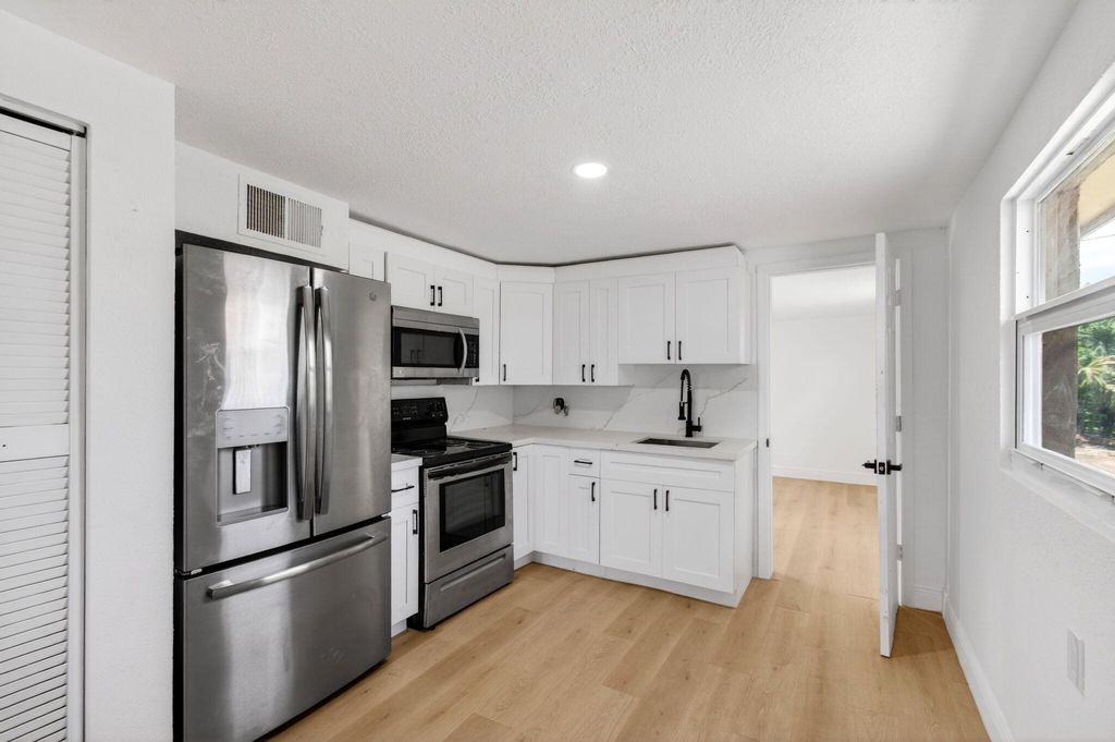 Photo of 1537 E Breezy Lane, West Palm Beach, FL 33417 (MLS # B26019154)