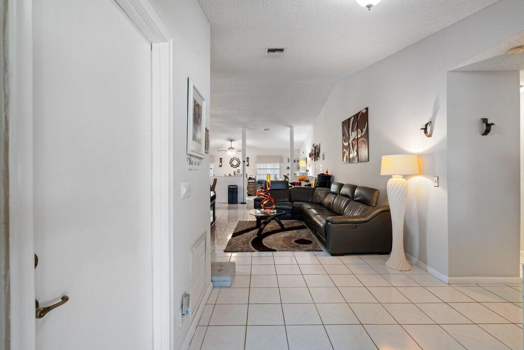 3261 Anthony Circle N