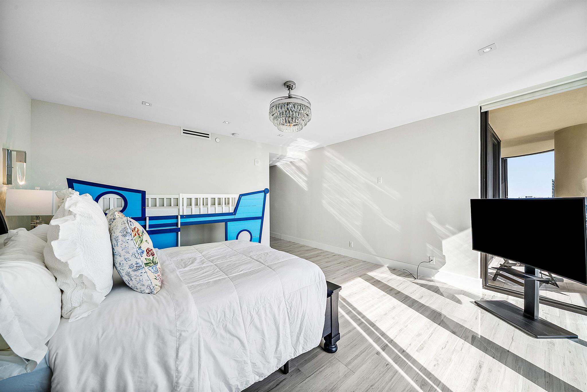 PARLIAMENT EAST CONDO - Residential