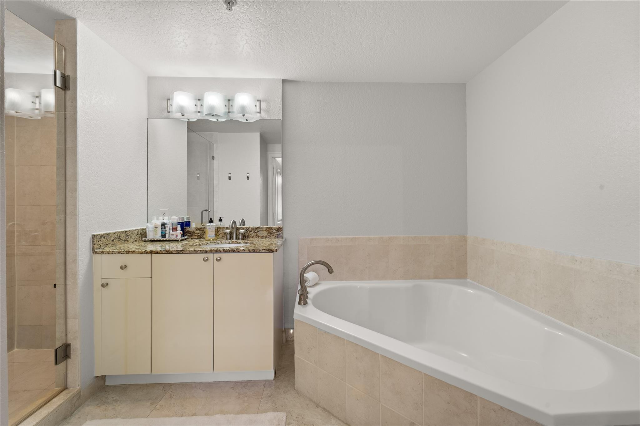 RADIUS CONDO - Residential Lease