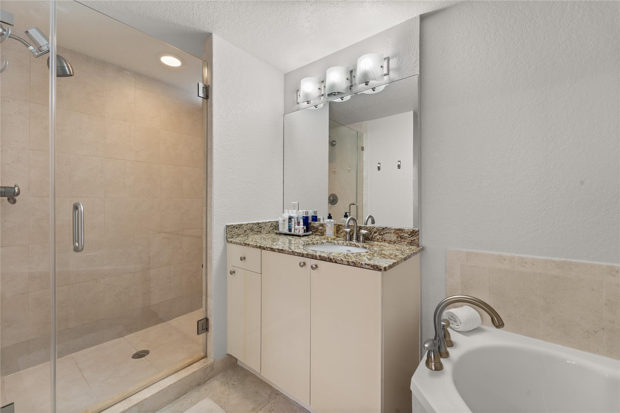 RADIUS CONDO - Residential Lease
