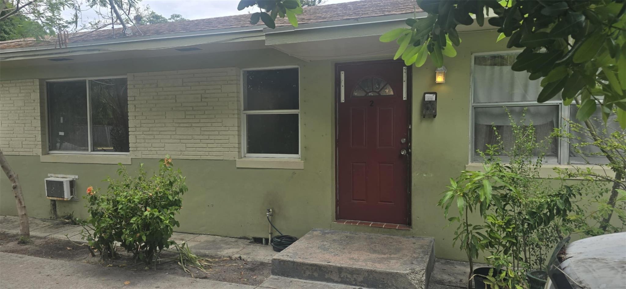 This is a great chance to own a 1/1 condo in Lake Worth Beach! It's been completely renovated and is completely turnkey. This is a rare "NO-HOA" deal where you can keep all your money in your pocket! Don't miss it, it'll be gone soon! This middle-unit condo is part of a 3-unit building. The unit has been painted, and new waterproof vinyl floors have been installed. It's a great investment! The kitchen and appliances are super clean! The all-tiled bathroom is fully functional with a bathtub-shower combo.
Don't wait on this rare opportunity under $200k!