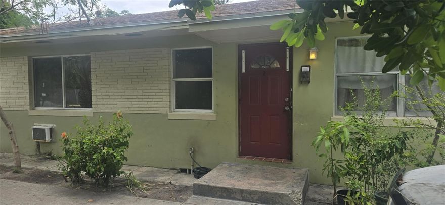 This is a great chance to own a 1/1 condo in Lake Worth Beach! It's been completely renovated and is completely turnkey. This is a rare "NO-HOA" deal where you can keep all your money in your pocket! Don't miss it, it'll be gone soon! This middle-unit condo is part of a 3-unit building. The unit has been painted, and new waterproof vinyl floors have been installed. It's a great investment! The kitchen and appliances are super clean! The all-tiled bathroom is fully functional with a bathtub-shower combo.
Don't wait on this rare opportunity under $200k!