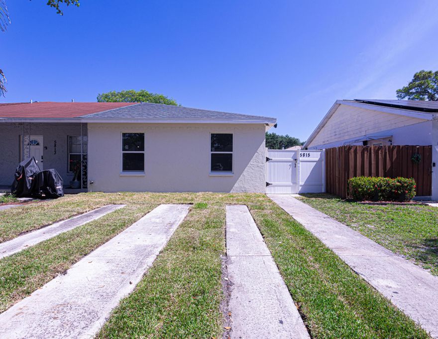 3Bed 2Bath beautiful fully renovated Villa House is in the Heart of Greenacres. No HOA Villa what you barely find on villa houses. The Roof is just newly installed. All shopping complexes and banking works are very near by. What an excellent opportunity for Home buyers who is looking to move in right away. Don't miss the opportunity.
