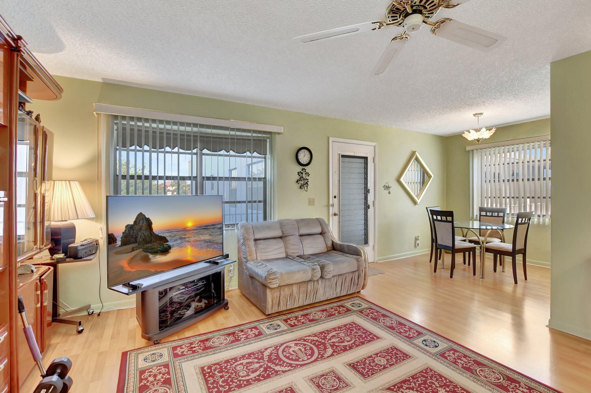 Don't miss the opportunity to live in this welcoming furnished apartment ! Just bring your personal staff ! The parking spot is next to the stairs.In Kings Point is not easy to found what is missing ...you will never be bored !