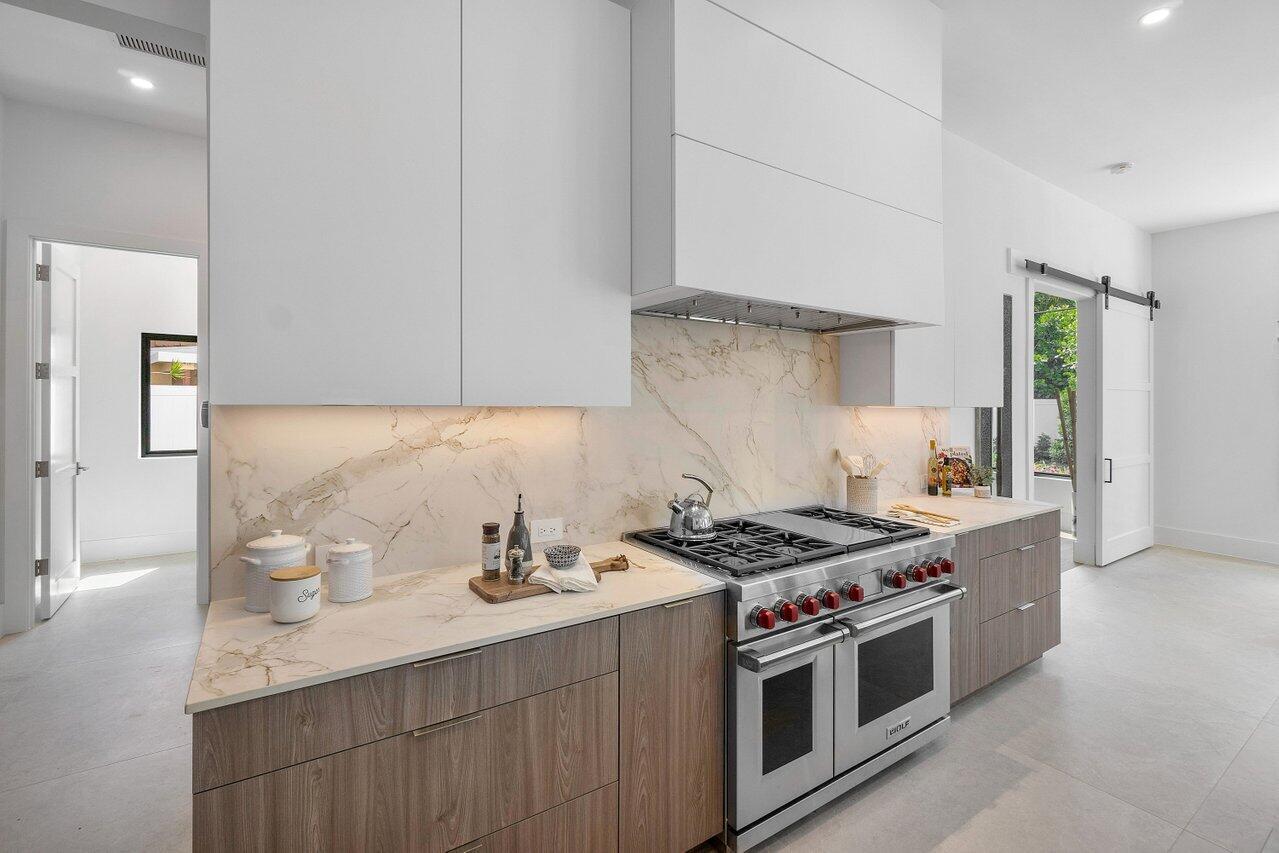 2737 NE 18th Street