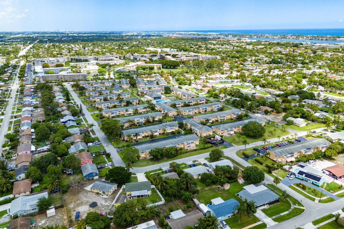 VILLAGE ROYALE CONDO 8 - Residential