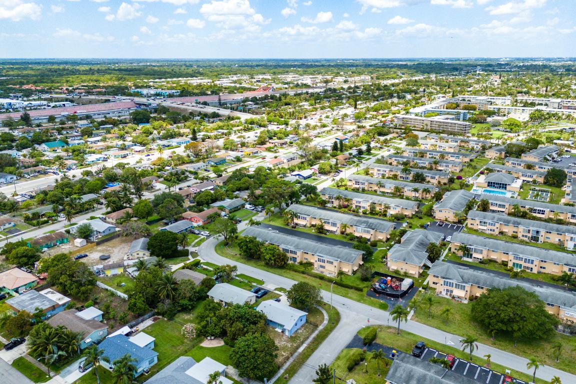 VILLAGE ROYALE CONDO 8 - Residential