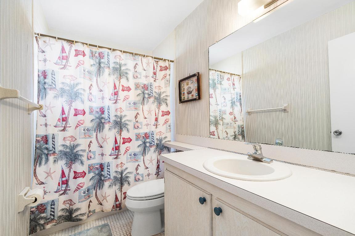 VILLAGE ROYALE CONDO 8 - Residential