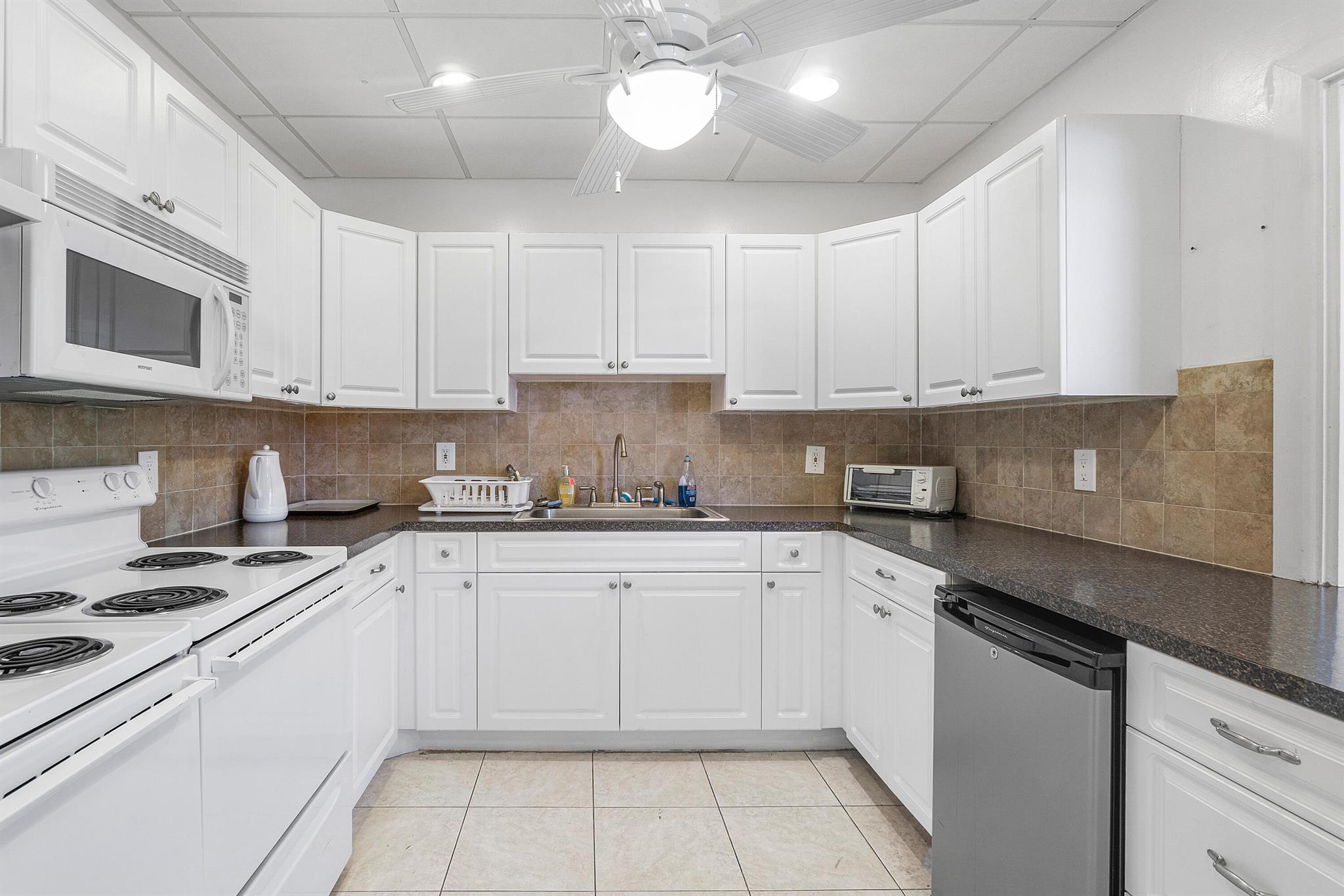 VILLAGE ROYALE CONDO 8 - Residential