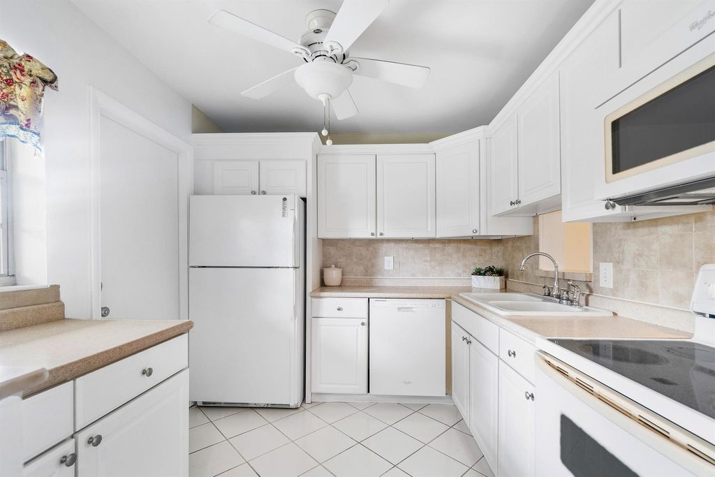 Photo of 2102 NE 1st Way #206, Boynton Beach, FL 33435 (MLS # R11132672)