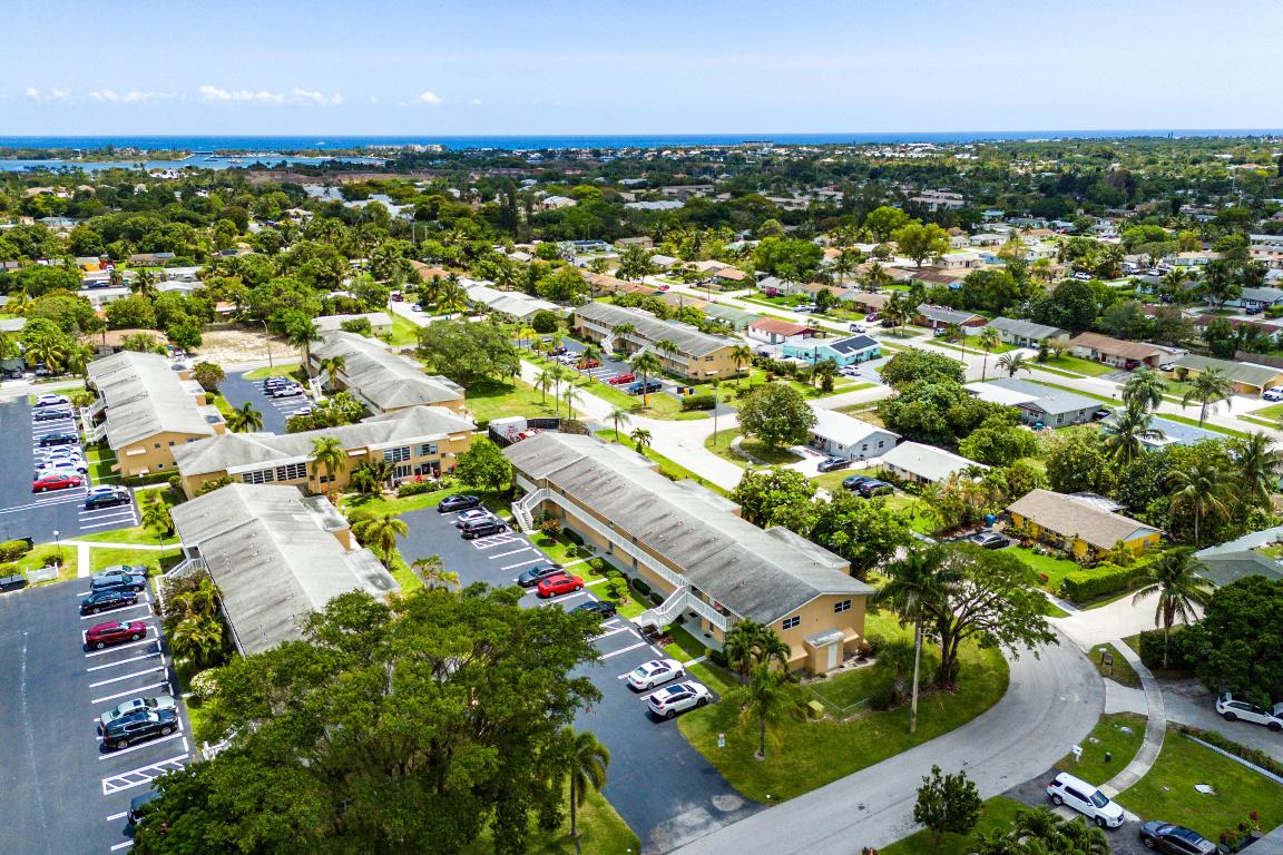 VILLAGE ROYALE CONDO 8 - Residential