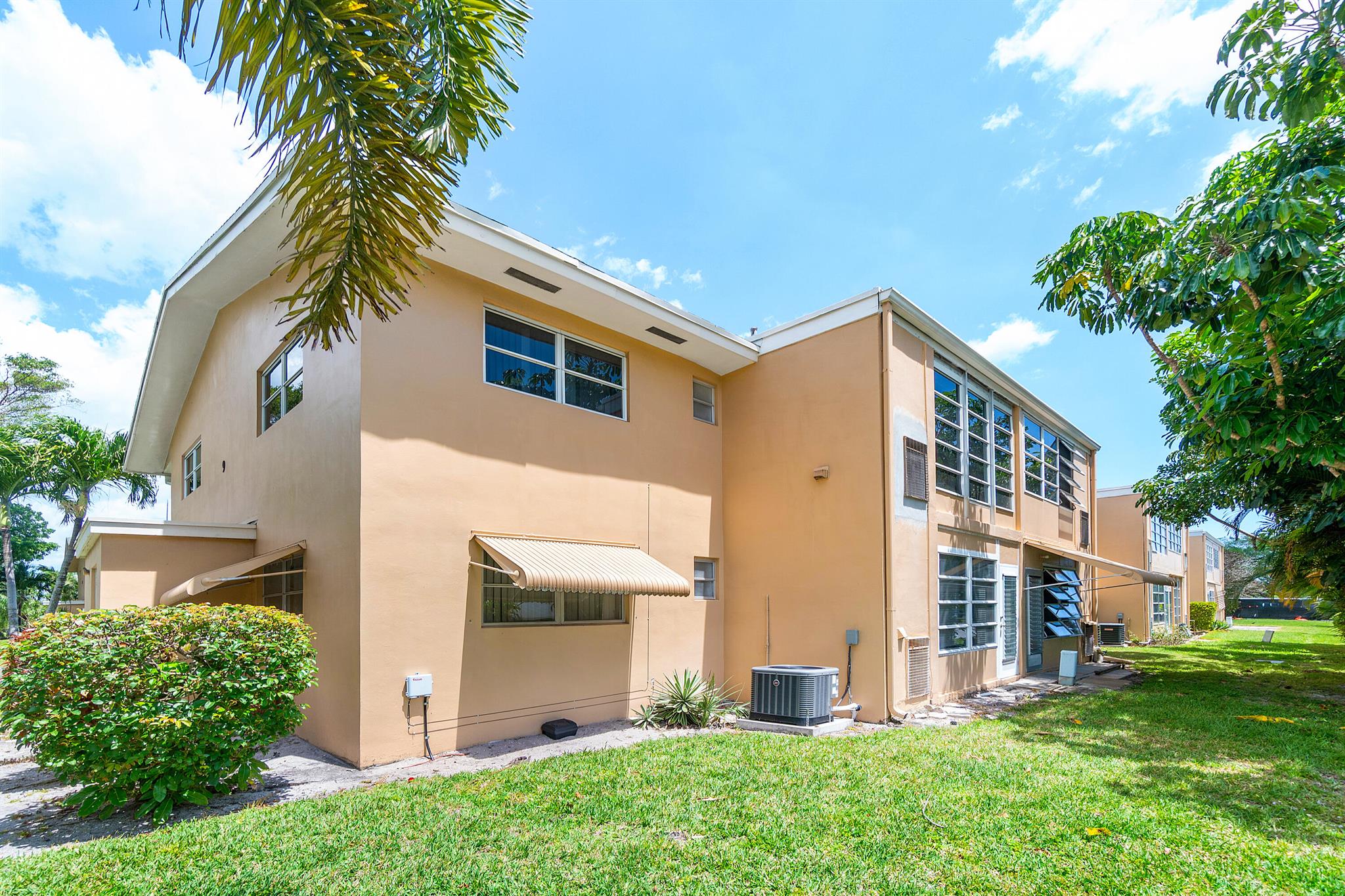 VILLAGE ROYALE CONDO 8 - Residential
