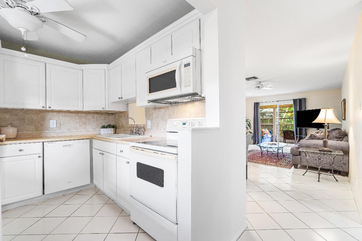 VILLAGE ROYALE CONDO 8 - Residential