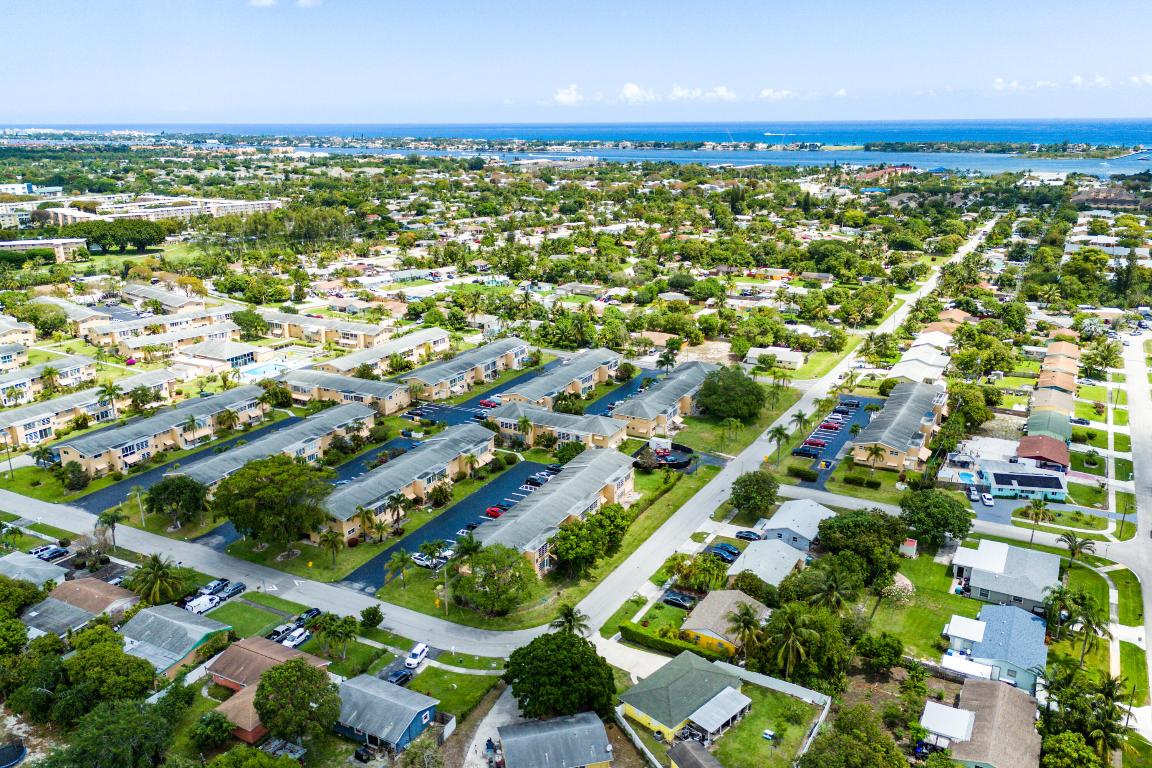 VILLAGE ROYALE CONDO 8 - Residential